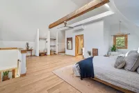 Creekside Couple's Retreat w Hot Tub, Sauna and Game Room, 2 Minutes from Lake - Alphydda