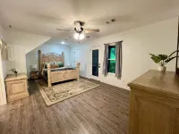 Spacious Cabin on Little Mo River!! Game Room! Relax & Have Fun! 4 Bed, 4.5 Bath - balcón