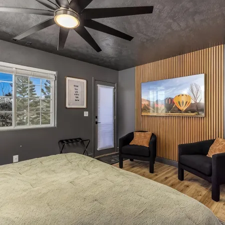 Ski in/Ski Out Cabin. 5 Bedrooms. 4 King Beds. Bunk Room. Fast WiFi. Sleeps 25+