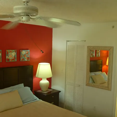 Key West Condo close to the Ocean. 1 mile to Smathers & 3 miles to Duval St.