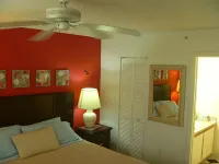 Key West Condo close to the Ocean. 1 mile to Smathers & 3 miles to Duval St. - 2-Star