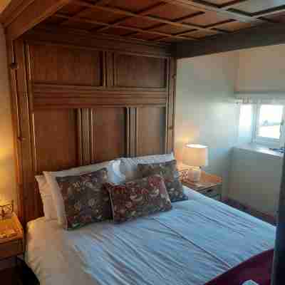 Whitewashed 1 bedroom stone cottage, with king size 4 poster bed. Pet friendly. Rooms