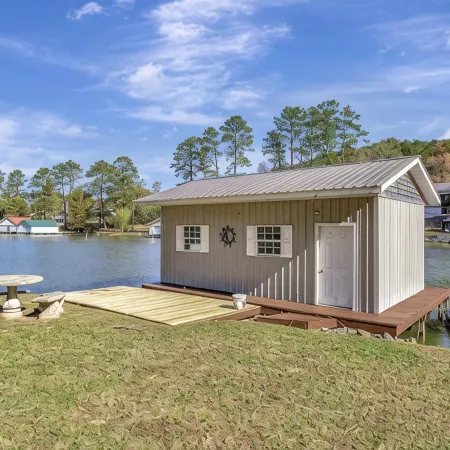 Guntersville  Lakefront Home. Pool & Boathouse. Pontoon boat & jet skis rentals