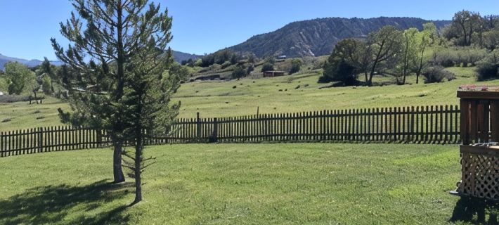 Cozy, Quiet Small Town Log Home. With Beautiful Mountain View. Hotels in Mesa County