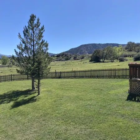 Cozy, Quiet Small Town Log Home. With Beautiful Mountain View.