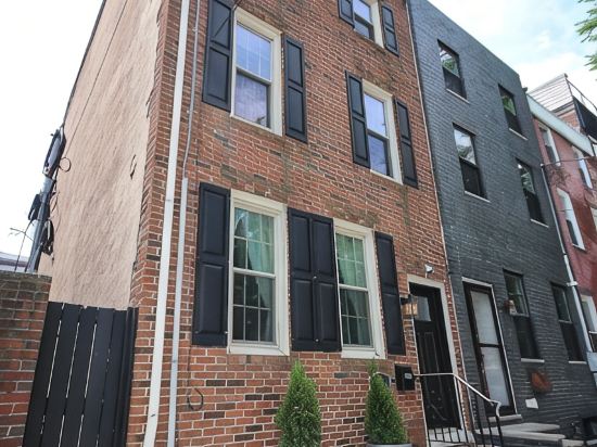 Gorgeous! Parking! Park Front! - Perfect Center City Location!