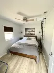 Tiny lakefront cottage with all the bells and whistles - Jacuzzi