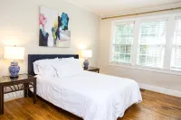 Auburn Game Day Retreat • 2Br Home • Sleeps 4 • Near Downtown Opelika - Kitchens