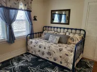 Charming cottage with short drive to the beach or the city! - Wifi