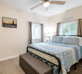 Betz Bungalow - Norton Shores - Homestays