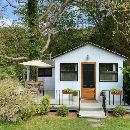 Small One Bedroom Private Cottage on Large Quiet Property.