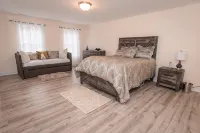 HOME AWAY FROM HOME/ 2 -story modern farmhouse at Lake Gaston  /HOT TUB AUG 1 - 3 stjerner
