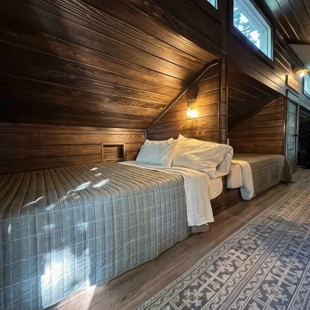 Warluskee Luxury Lakefront Cottage w/ Hot Tub