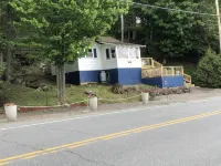 Lake Willoughby Views and access.  Boat Dock and Beach  Wood fired hot tub - 샬레 호텔