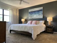 "The Salty Sugaree"-6 miles to beach, 1 mile to IMG, & multiple resort pools! - شرفة