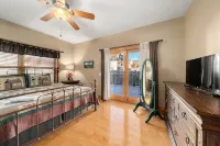 Cozy Log Cabin/Mountain Views & Rushing Creek/Pet-Friendly - Hytter