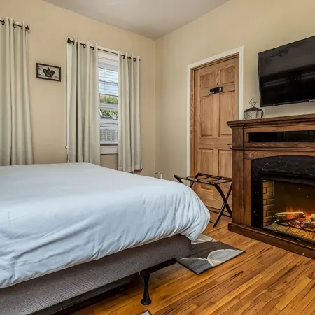 Large & Private w/King Bed Great Location