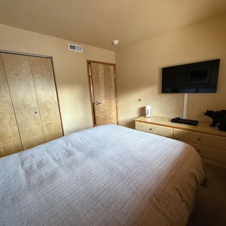 Icicle Village Resort, Luxury Queen Suite Condo. Just 1/2 mile from down town