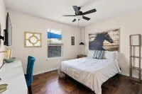 Downtown Georgetown Retreat for the family or entertaining. Pet-Friendly! - 3-Star