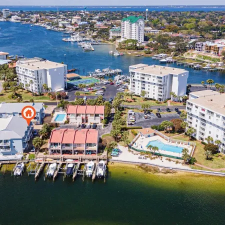 Long Island at Laguna Point Отели рядом с достопримечательностью «Пляж Джетти-Ист»