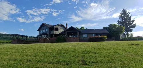 Countryside Retreat with Mountain Views - WiFi