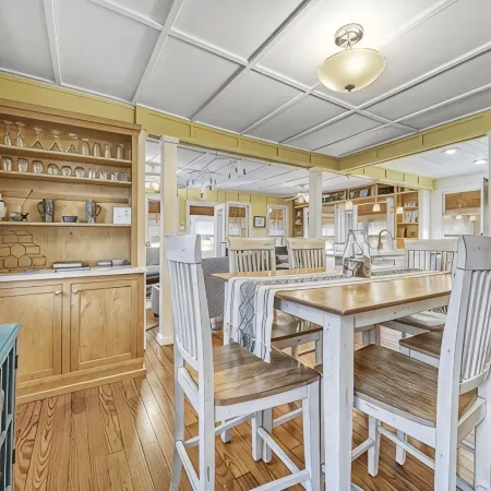 Cozy Cottage for 8, Fire Pit + Short Walk to Town