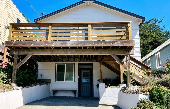 Sundog Cottage - Clean & Cozy - EV - Walk to Food & Beach - Fenced Yard for Dog