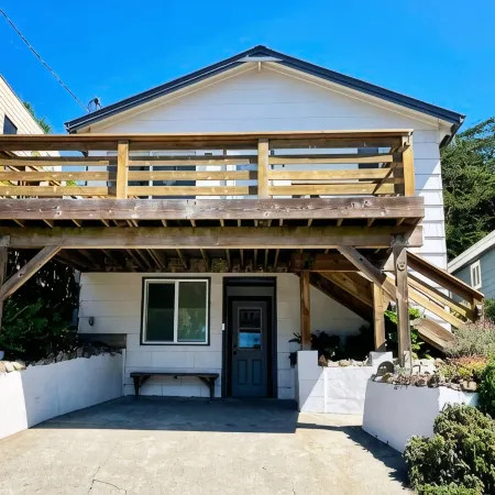 Sundog Cottage - Clean & Cozy - EV - Walk to Food & Beach - Fenced Yard for Dog