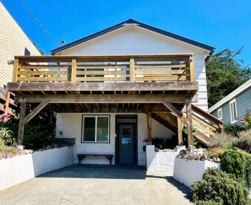 Sundog Cottage - Clean & Cozy - EV - Walk to Food & Beach - Fenced Yard for Dog - Wifi