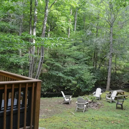 Creekside, Pet Friendly Mountain Log Cabin in the Smokies,  Fire Pit + Hot Tub