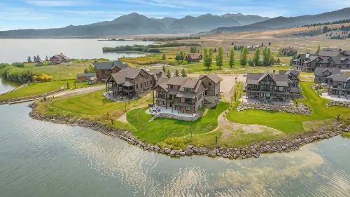 Lakeview Manor overlooking Henry's Lake - Worldclass Fishing - Near Yellowstone - Jacuzzi