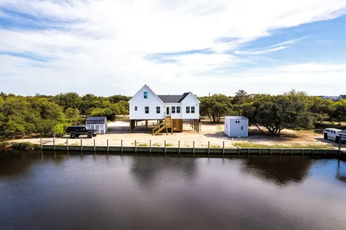 New CANAL front home a few rows back from the OCEAN! Beach passes provided! - 4-Star