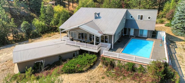 Snow Springs Pool House w/ PRIVATE heated, hotsprings pool! 5 bedrooms,Sleeps 15 Hotels in Boise County