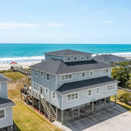 “Shore Thing” at our spacious Beachfront Oasis - WEST