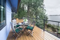 Stunning Waterfront - Pnw Gem  Hot Tub, Mountain Views, Fireplace - 4-Sterne