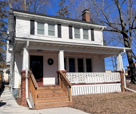 Updated cozy home just two blocks from downtown Wisconsin Dells. - 3-Star