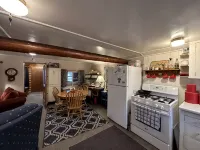Peaceful Vintage 1920's Lakefront Red Log Cabin - Chalets