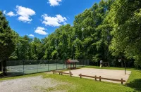 Easy Access •Mtn View• Hot Tub• Pool• Game Room• Porch• Wildlife•Minutes to Town - 4-Sterne