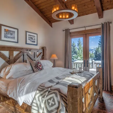 Charming 3-bedroom log cabin with Hot Tub and fitness room in delightful Big Sky