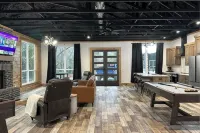Cozy, Rustic Cabin w/ Pool Table, Foosball, & Fast WiFi, South of Norman - Homestays