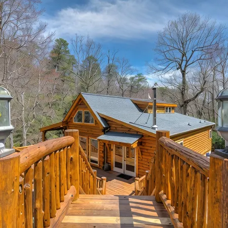 CREEKSIDE LOG HOME: NEXT TO CREEK / CLOSE TO TOWN / HOT TUB / TRAILS / PETS OK