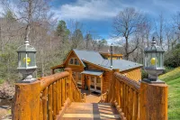 CREEKSIDE LOG HOME: NEXT TO CREEK / CLOSE TO TOWN / HOT TUB / TRAILS / PETS OK - Hytter