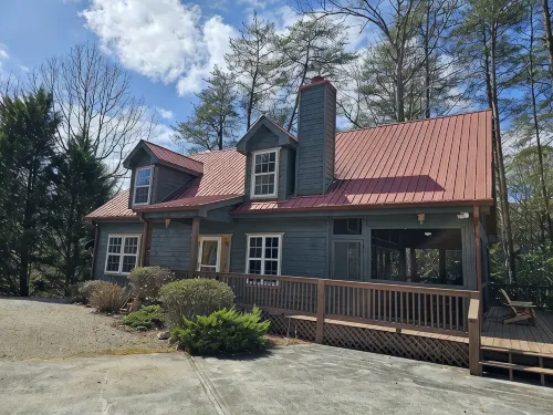 Bear Cave: Private Mountain Retreat with Views & Hot Tub - Hytter