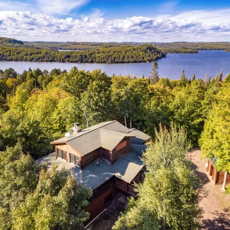 Northern Comfort Overlooking Caribou Lake- Spacious and Secluded