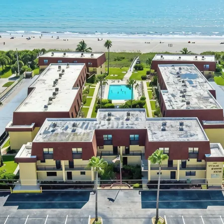 Beachfront 2Br Townhouse Ocean-View Balcony, Pool & Private Beach