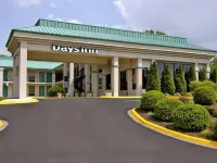 Days Inn by Wyndham Hendersonville فنادق في هندرسونفيل