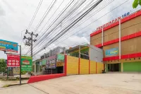 RedDoorz @ Jalan Kolonel Haji Burlian Palembang 2 Hotel di Karya Baru