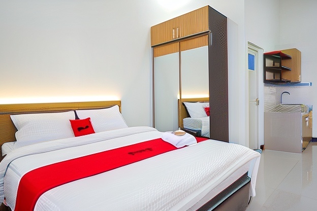 RedDoorz Near Terminal Tirtonadi 2