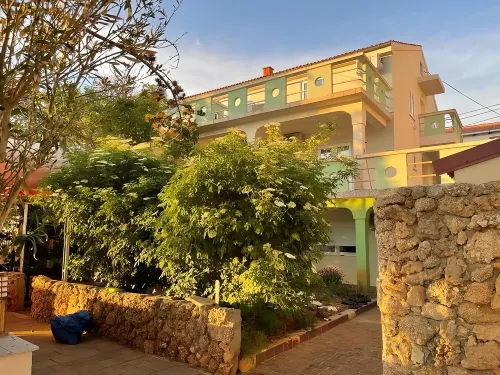 Green Apartment for 3