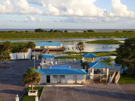 Days Inn & Suites by Wyndham Lake Okeechobee Отели в г. Okeechobee